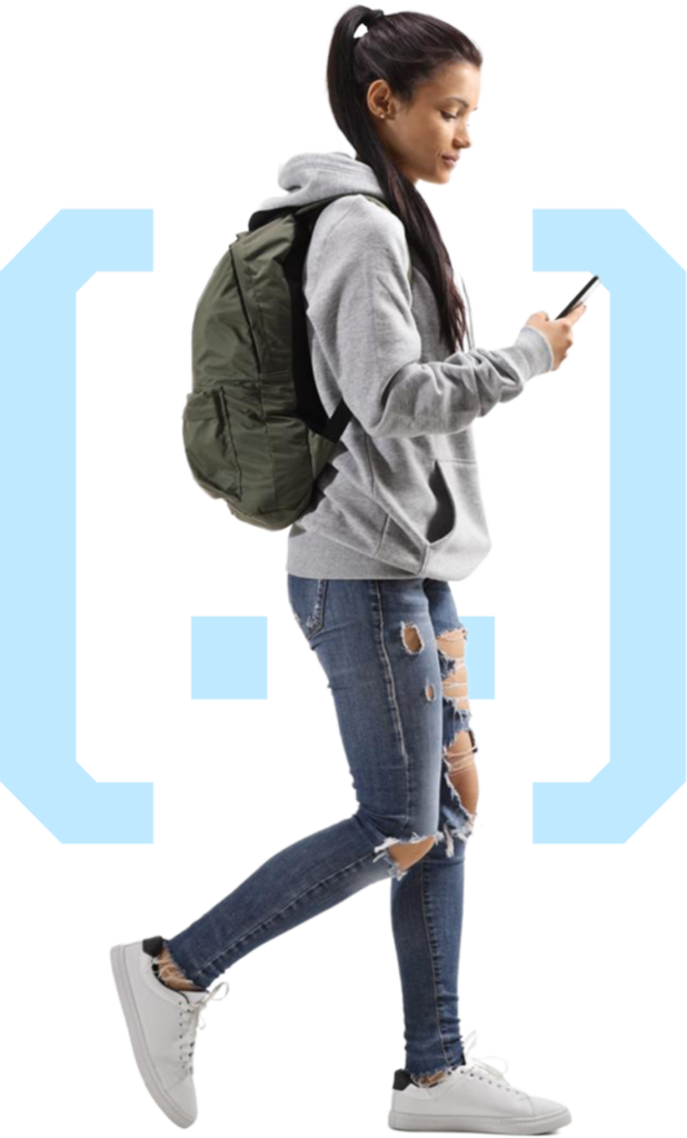 Aplicabus transporte escolar aplicativo smartphone jovem mulher com mochila rindo, usando jeans rasgados, sneakers brancos e hoodie cinza, representando inovação e mobilidade escolar.